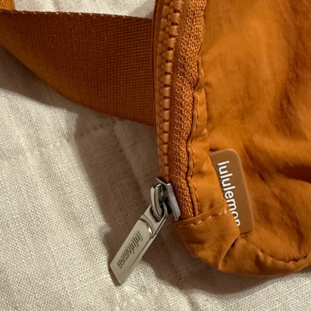 Lululemon Everywhere 1L crossbody bag - Picture 2 of 4